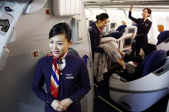 东航机长乘务长飞机上互殴，这种行为将导致何种后果？是否威胁乘客安全？