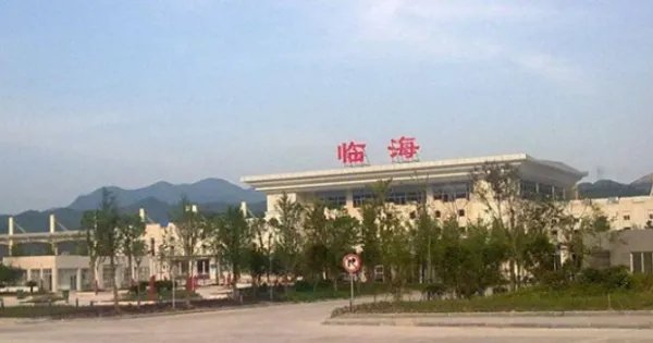 临海动车站和临海火车站是不是同一个地方