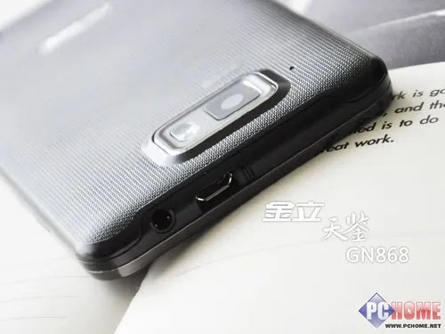 细节：9.8毫米的超薄机身设计