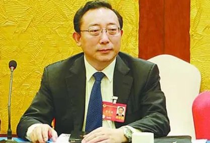 网友被南开大学校长论文造假震惊，论文造假的人是出于什么心理？