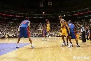 如果需要最后超高难度三分绝杀，科比、库里、哈登你会选谁？