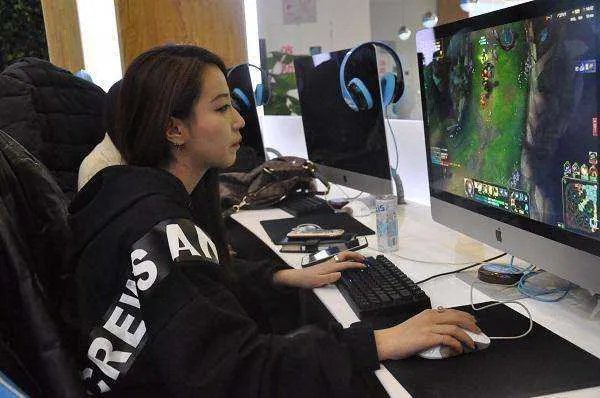 妻子打游戏花光家里50万，游戏怎么这么迷惑人？