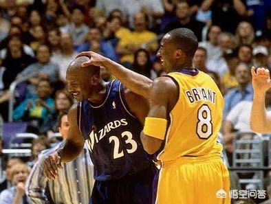 勇士主场险胜热火，赛后利文斯顿摸了韦德的头，是不是对韦德的不尊重呢？