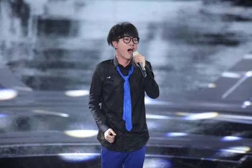 “流量小生”华晨宇的劲爆情史，贵圈背后隐秘着多少不堪？