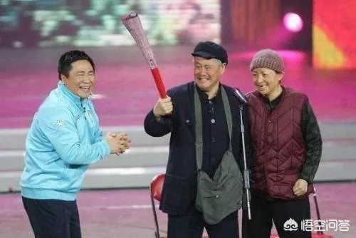 刘老根大舞台外本山徒弟豪车被围观