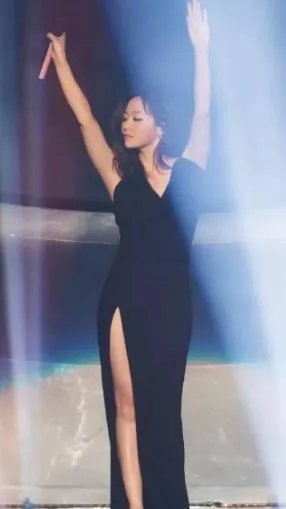 #维密大秀#张靓颖成第一个登上维密舞台的中国歌手，她的时尚品味如何？