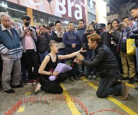 女子路边蜡烛求婚的具体情况？