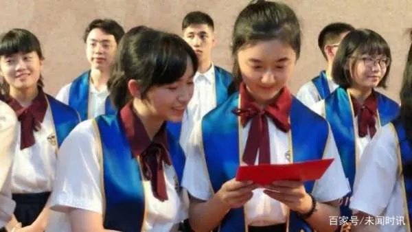 “点读机女孩”高考成绩曝光，网友为何说你敢再说So easy不？