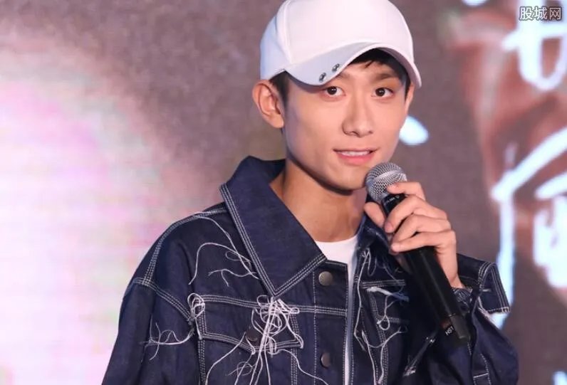 张一山杨紫亲吻图片 两人疑似相恋恋情被曝光