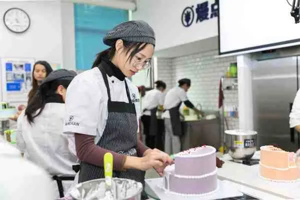 烘焙培训速成班多少钱？在哪可以学做蛋糕？