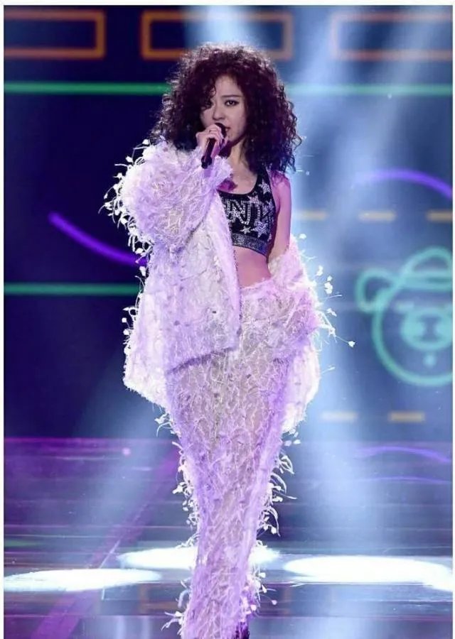 #维密大秀#张靓颖成第一个登上维密舞台的中国歌手，她的时尚品味如何？