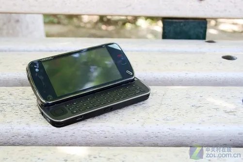 新任机皇驾到 诺基亚N97上市高达7800元