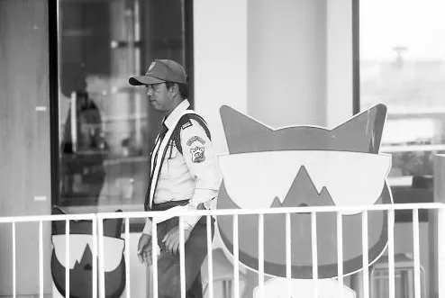 泰方如何回应事发日码头挂绿旗的质疑？