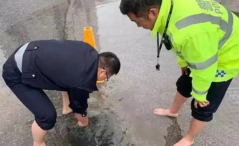 渭南一交警赤脚清理下水道，你如何评价此交警的做法？