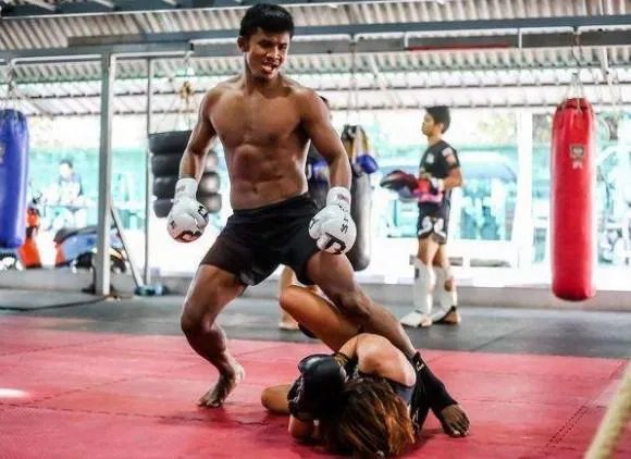 中国拳王谁打赢了播求