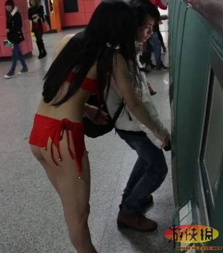 体育女主播张心儿广州地铁露臀 备受网友吐槽