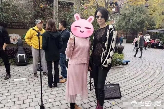 李亚鹏的新女友长得很像香港街头唱歌的小龙女，但是看介绍觉得应该不是，有知情的吗？