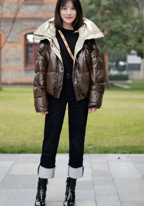 不流行穿大衣了，羽绒服+长裤才是冬天正确打开方式，你认为怎样呢？