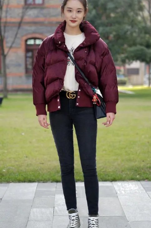 不流行穿大衣了，羽绒服+长裤才是冬天正确打开方式，你认为怎样呢？