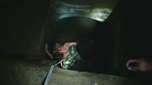 男子坠入深坑生还究竟经历了什么？
