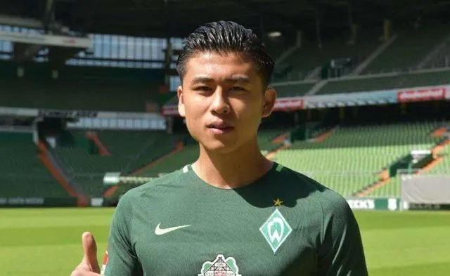 你认为现在张玉宁是应该继续留在不莱梅找机会证明自己，还是转会离开？