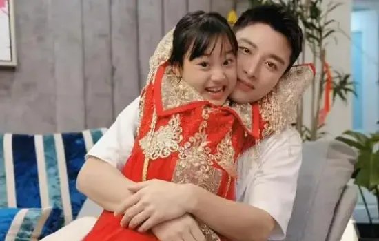 贾乃亮发文为甜馨庆祝10岁生日，女儿是他的“软肋”吗？