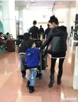 张柏芝陪儿子吃饭累到睡着,被网友嘲讽是“戏精”,你怎么看?