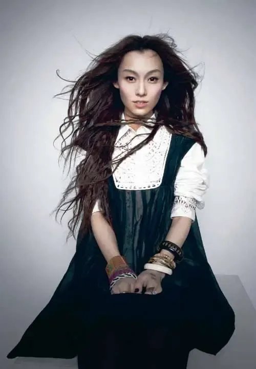 46岁范玮琪素颜逛街状态好，拎13万包包显阔气，她是怎么保养自己的？