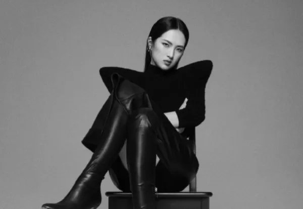 华为二公主姚安娜单曲上线，她的唱功如何？