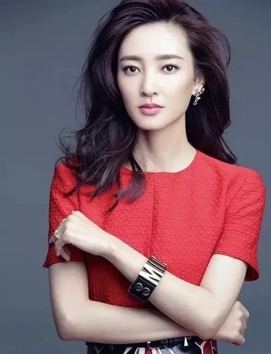 素颜女神王丽坤为什么能迷倒林更新？