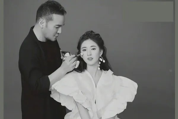 毛戈平给赵露思化妆的一段视频曝光，化妆前后有何区别？