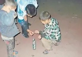 熊孩子井盖上放鞭炮被炸飞，物业需要负责吗？