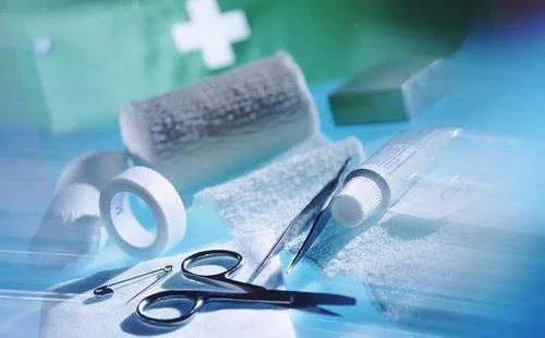 狗绳绊倒老人已出殡,顺德牵狗女孩称不在乎别人评价,是否让人感觉愤怒?