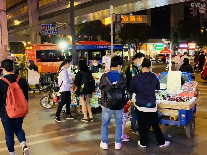 武汉糖水爷爷遭网暴不摆摊了 网友认为东西不卫生！