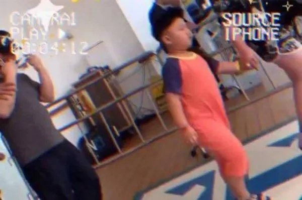 郭德纲二儿子身穿橙色连体裤，是不是也太接地气了？