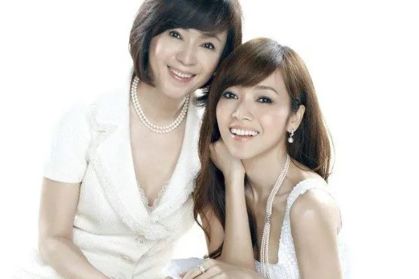 为什么侯佩岑名媛人生的背后，是一个臭名昭著的母亲？