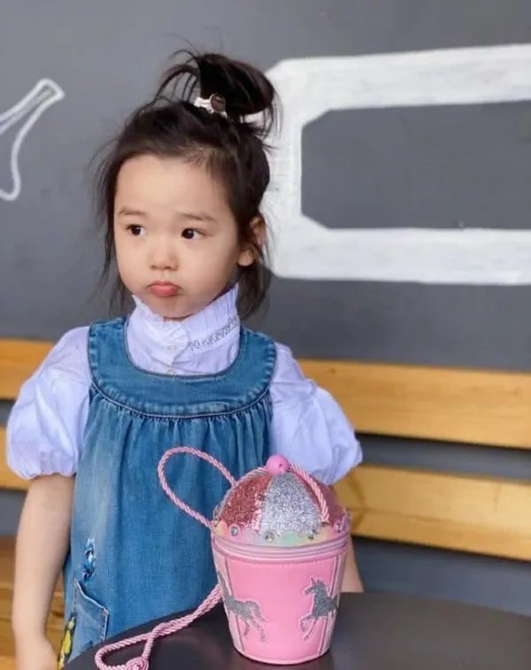 高云翔女儿曝光，5岁小酒窝穿公主裙凹造型，越来越有明星范，你怎么看？
