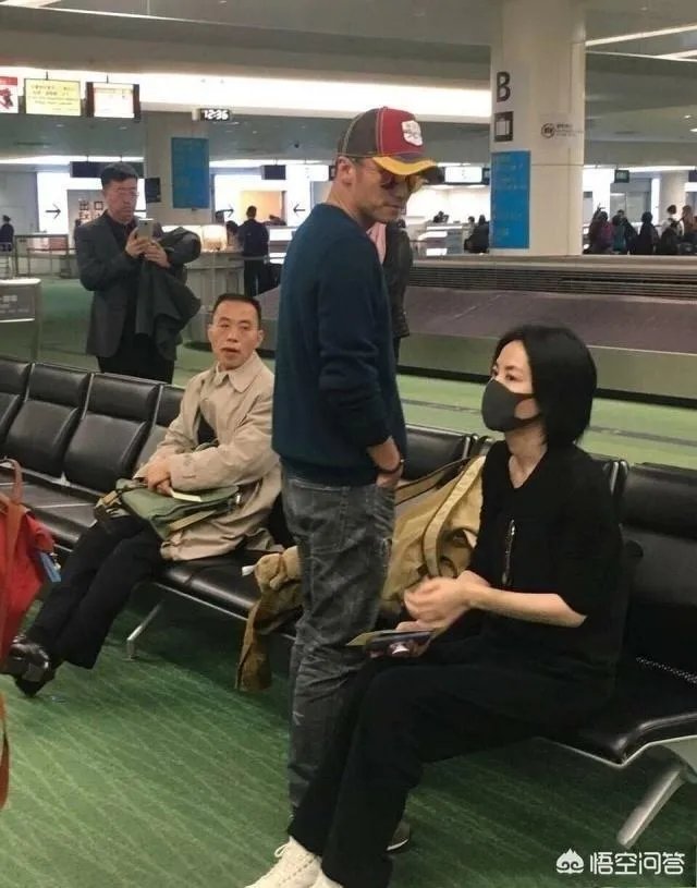 李亚鹏的新女友长得很像香港街头唱歌的小龙女，但是看介绍觉得应该不是，有知情的吗？