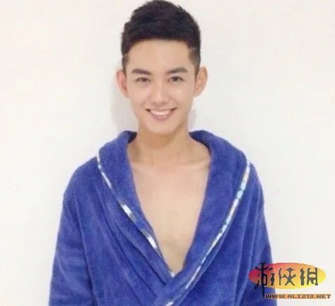 史上最帅地铁司机走红 女网友组团坐地铁围观