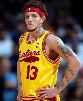 网传詹姆斯的前队友德隆蒂·韦斯特已经沦为了流浪汉，这是真的吗？