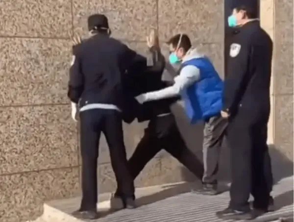 防疫人员将男子压在地，涉事民警道歉，为何总有此类事件发生？