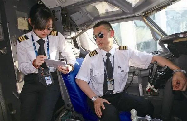 东航机长乘务长飞机上互殴，这种行为将导致何种后果？是否威胁乘客安全？