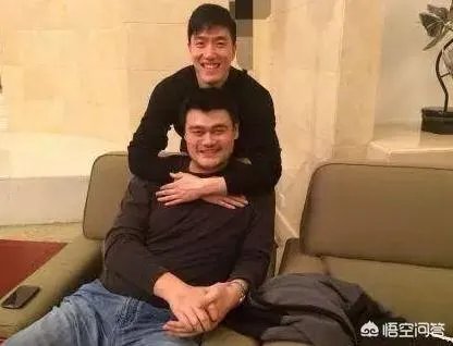 跟姚明合影，如何站位才能避免尴尬？