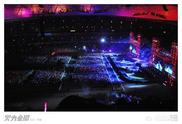 第一个在鸟巢开个人演唱会的歌手是谁？