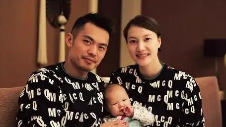 “摸臀门”后原谅林丹，退隐多年，林丹妻子谢杏芳现状怎么样？