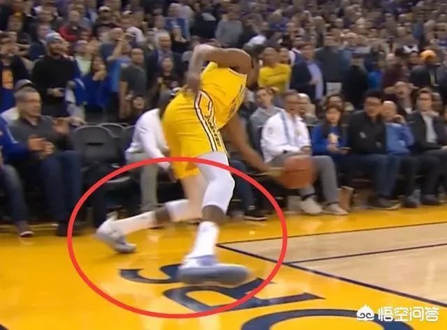 火勇裁判报告官宣，杜兰特界外救球是因哈登先犯规，火箭绝杀三分未提及，你怎么看？