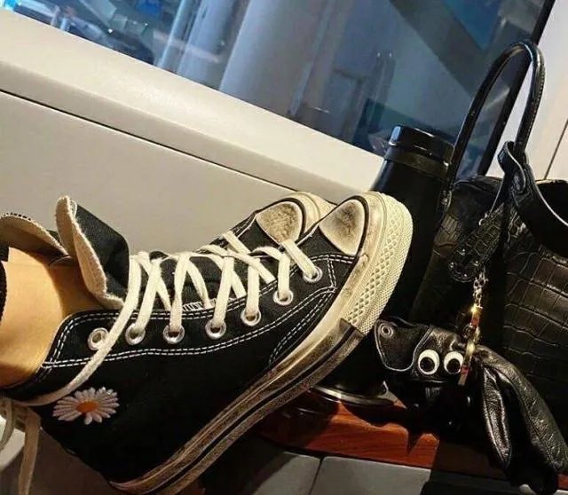 王子文高铁踩桌板，你对此怎么看？