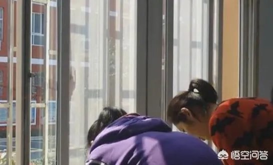 朱婷荣归故里，回河南老家排队吃食堂并主动刷碗，如何评价她的行为？