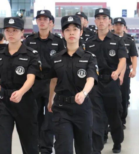 河南的民警怕惊扰患儿警笛声调最小，这件事有触动到你的心弦吗？