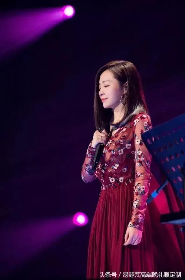 #维密大秀#张靓颖成第一个登上维密舞台的中国歌手，她的时尚品味如何？